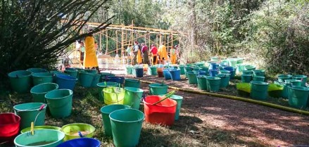 Muestras de sedimento, procedentes de los yacimientos de la Sierra de Atapuerca, puestas en remojo antes de proceder a su lavado y tamizado (levigado) en el que participa Paleoymás