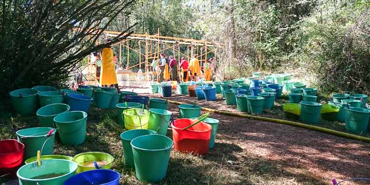 Muestras de sedimento, procedentes de los yacimientos de la Sierra de Atapuerca, puestas en remojo antes de proceder a su lavado y tamizado (levigado) en el que participa Paleoymás