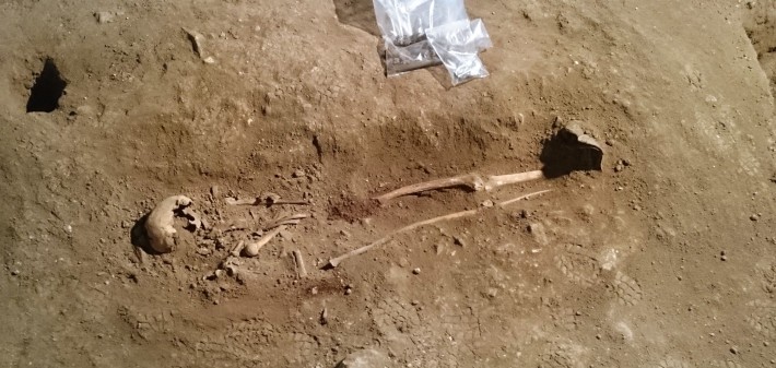 Exhumación de un esqueleto humano durante una excavación arqueológica