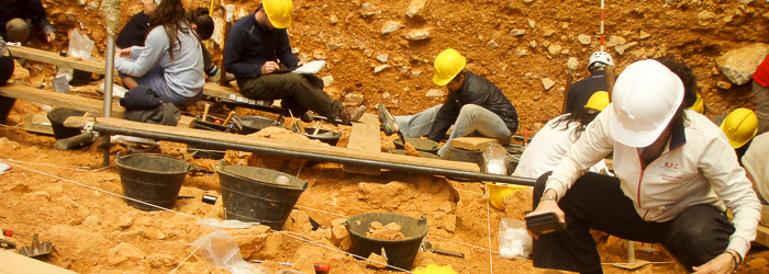 Paleontólogos y arqueólogos excavando en un yacimiento