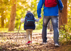 Niño y adulto disfrutando de la naturaleza