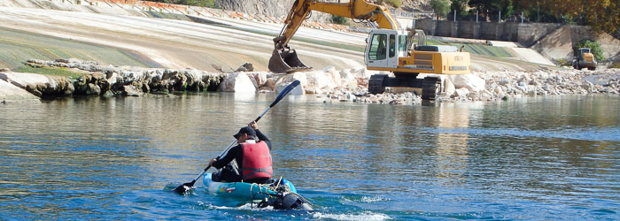 Especialista en piragua durante un control de obra de moluscos