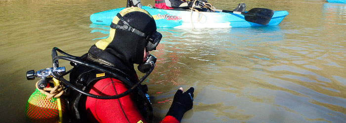 Buzos y piraguas trabajando en el río