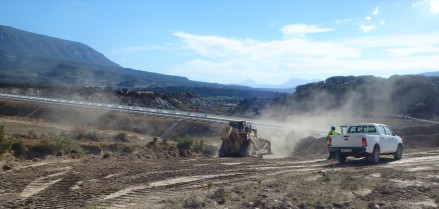 Arqueólogo revisa los trabajos de una máquina para evitar daño al patrimonio cultural