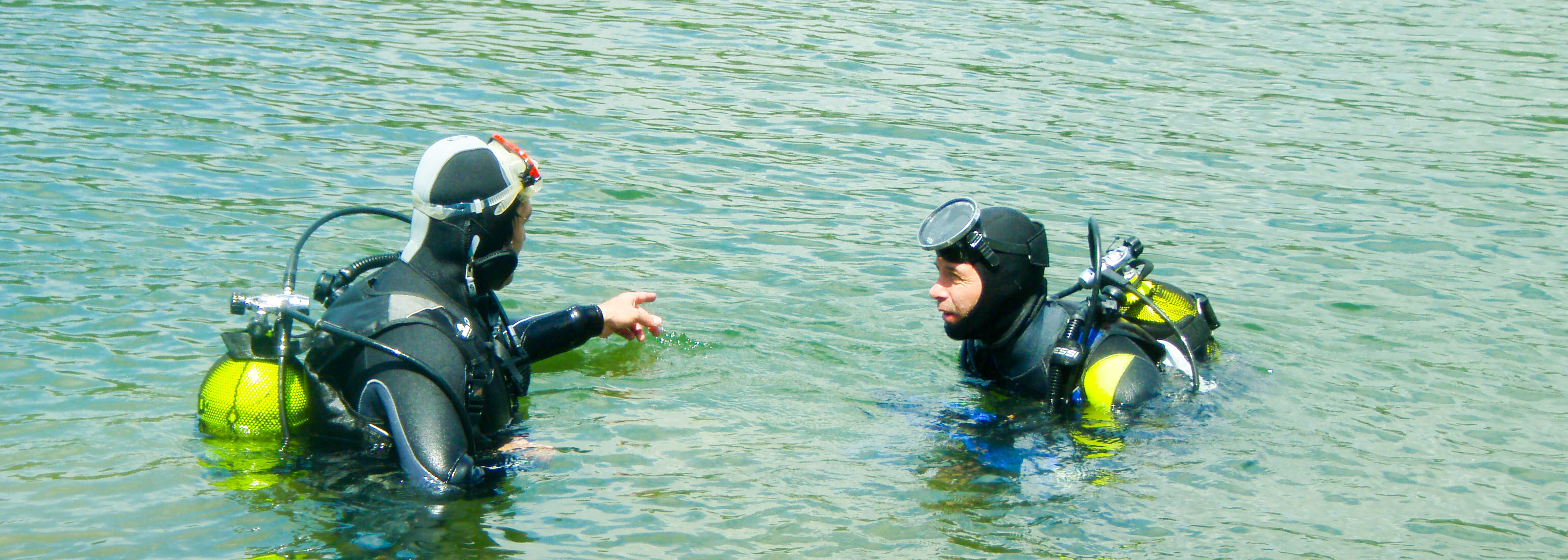 Los buzos de Paleoymás comienzan la inmersión en el río Ebro en busca de ejempñares de margaritifera auricularia u otras Nayades