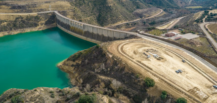 Panorámica vista desde el aire del embalse de Montearagón y la zona en la que se está reconstruyendo el puente de fornillos.