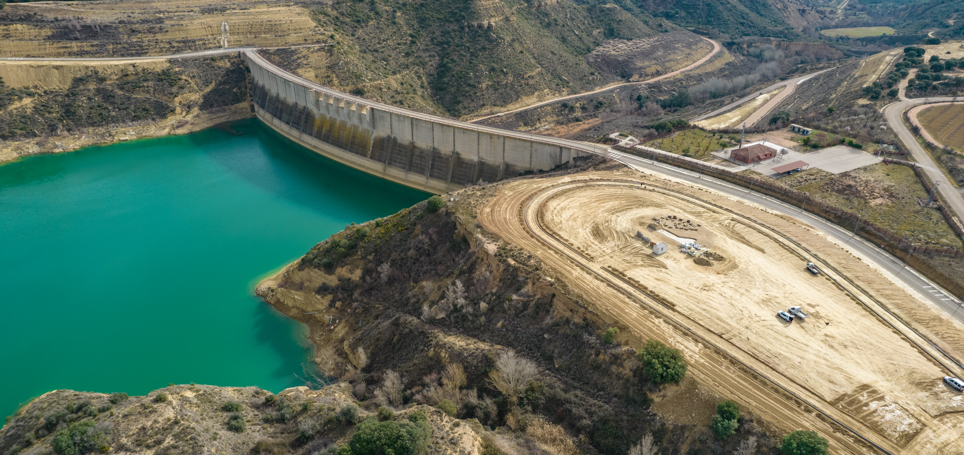 Panorámica vista desde el aire del embalse de Montearagón y la zona en la que se está reconstruyendo el puente de fornillos.