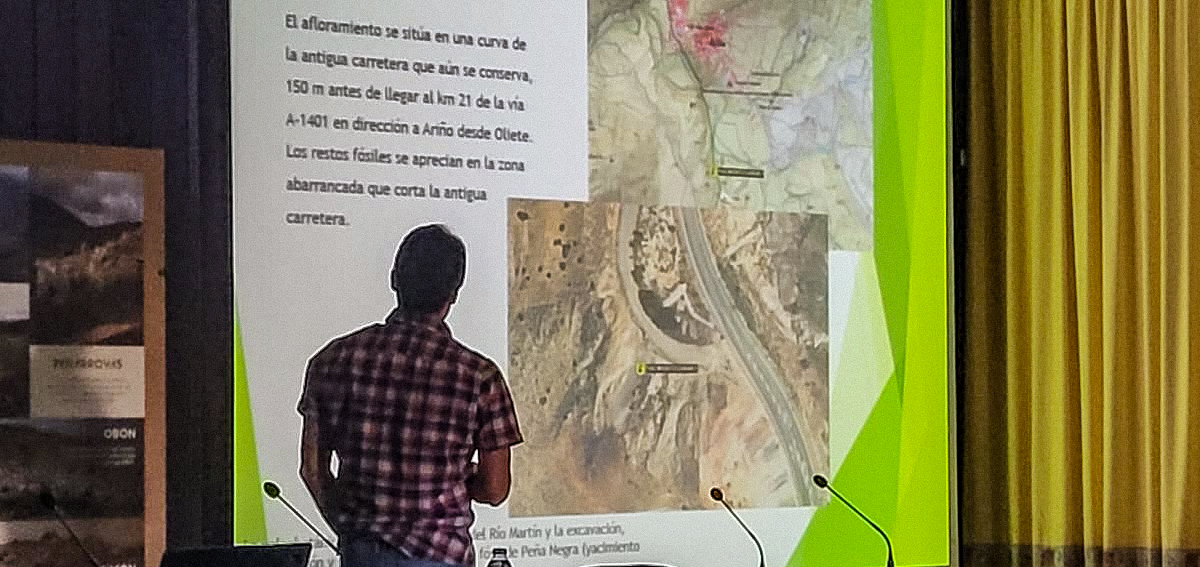 Carlos Javier Rubio en el curso paleobotánico de Ariño.