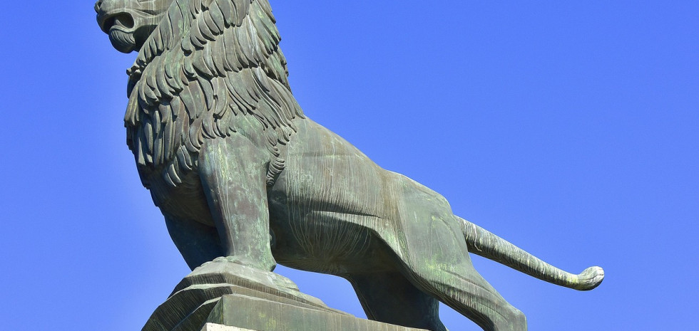 León del Puente de Piedra de Zaragoza