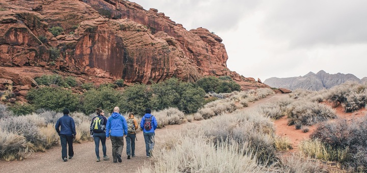 Grupo de personas haciendo geoturismo