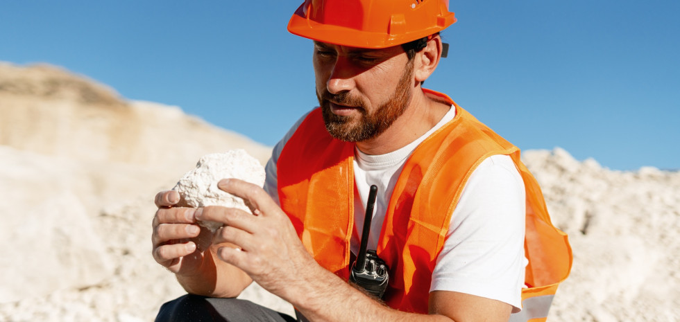 Paleontólogo haciendo prospección en obra