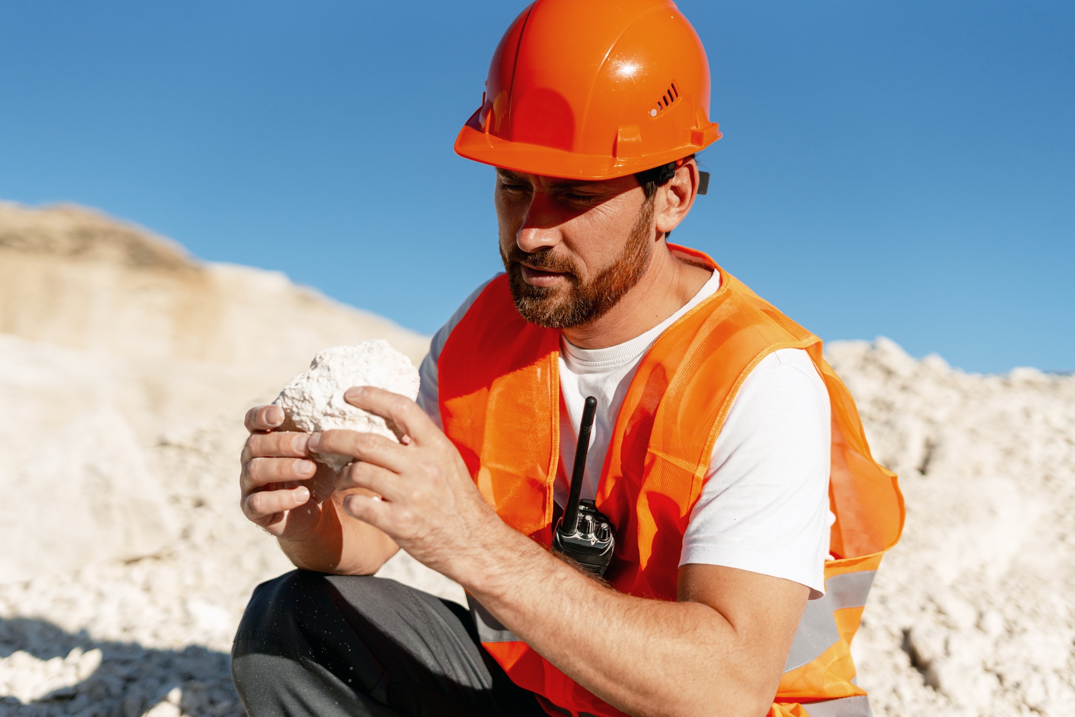 Paleontólogo haciendo prospección en obra